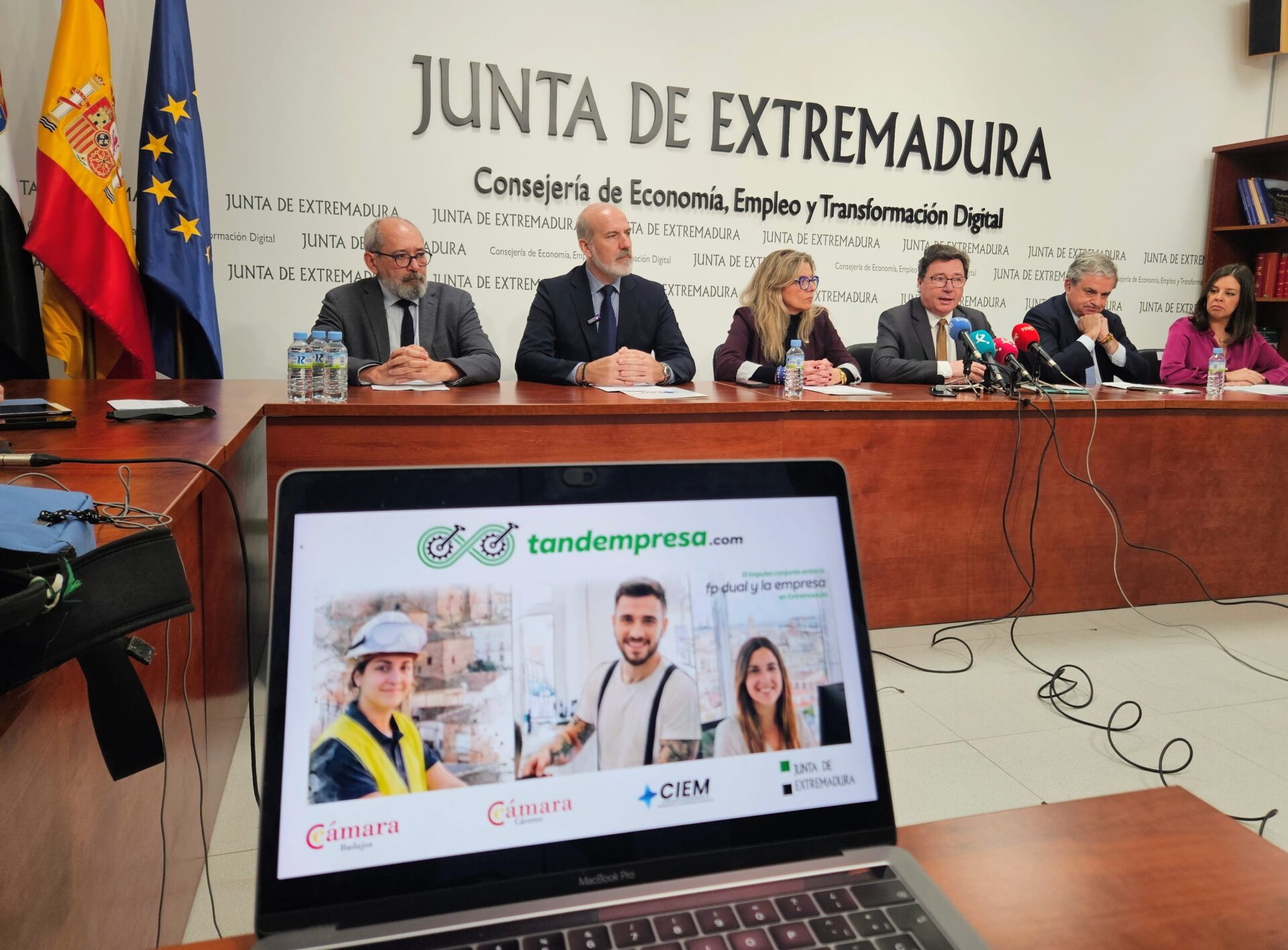 La Junta presenta el Programa de Promoción en el ámbito empresarial de la Formación Profesional Dual, Tandempresa