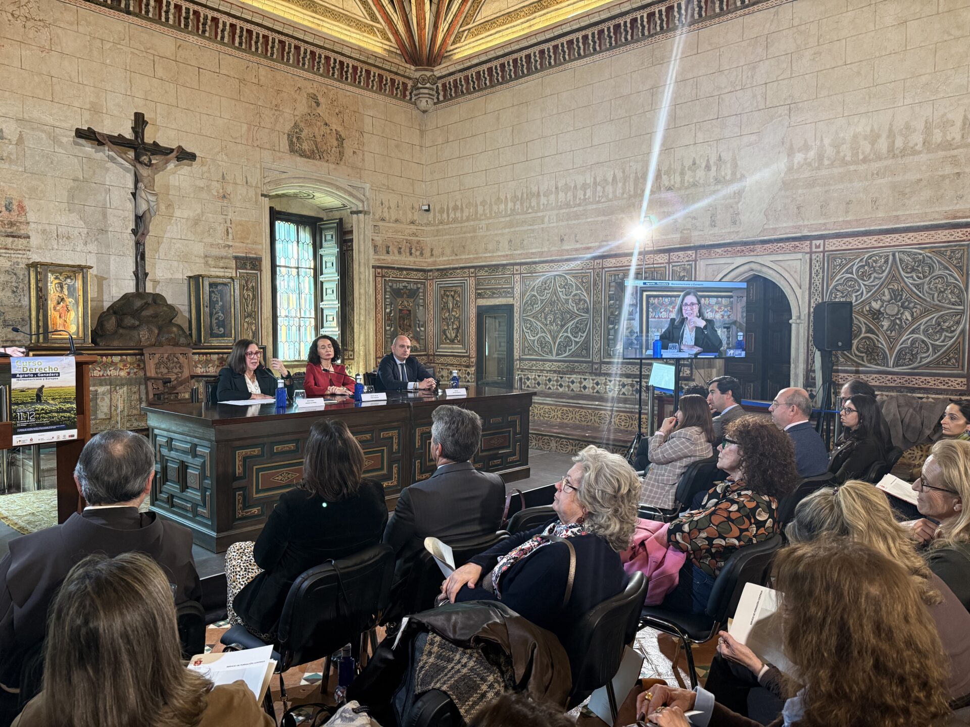 Morán invita a reflexionar sobre la excesiva carga normativa y burocrática que tienen agricultores y ganaderos en la clausura del Curso de Derecho Agrario y Ganadero