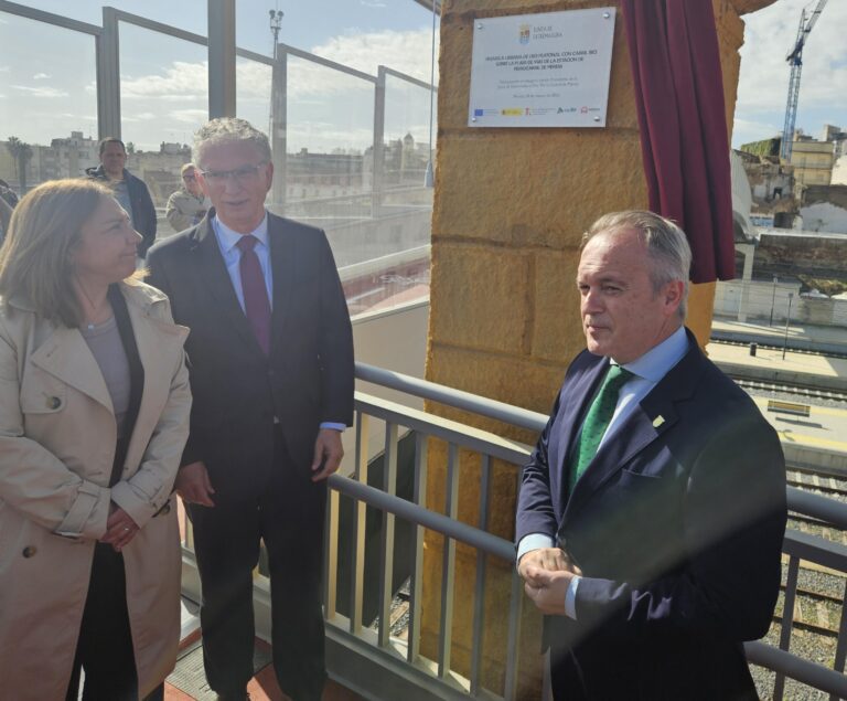 Inaugurada la pasarela ciclopeatonal sobre las vías de la estación de tren de Mérida tras una inversión de 2’5 millones