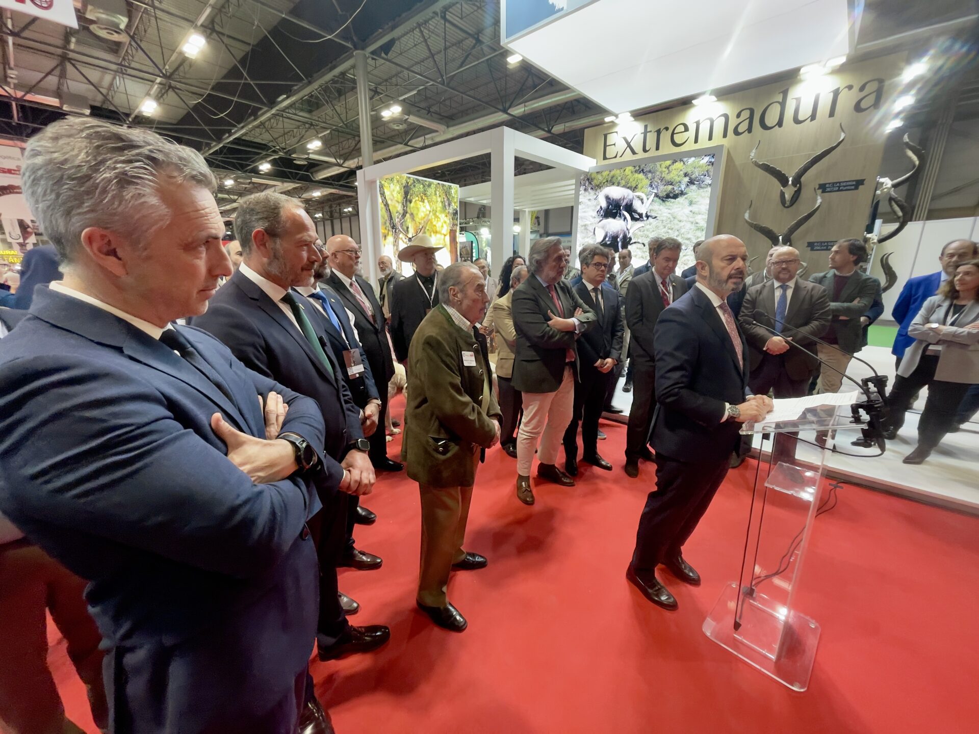«Extremadura es el destino preferido para muchos cazadores españoles», destaca el consejero de Gestión Forestal en la inauguración de la mayor feria cinegética de España