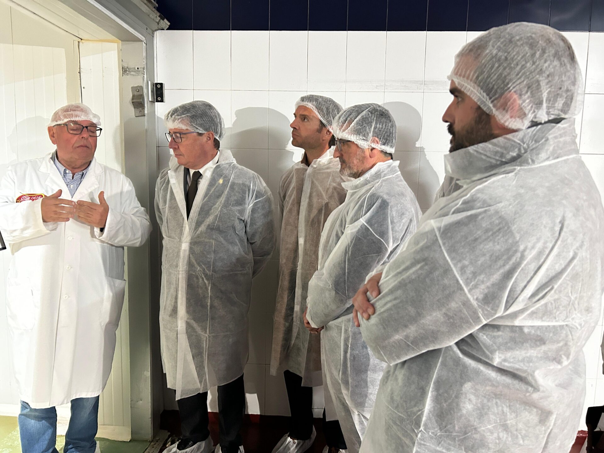 Santamaría visita ‘Casa Bautista’ en Montánchez y ofrece el apoyo de la Junta para futuras inversiones, incremento de su plantilla o mejora de sus procesos productivos