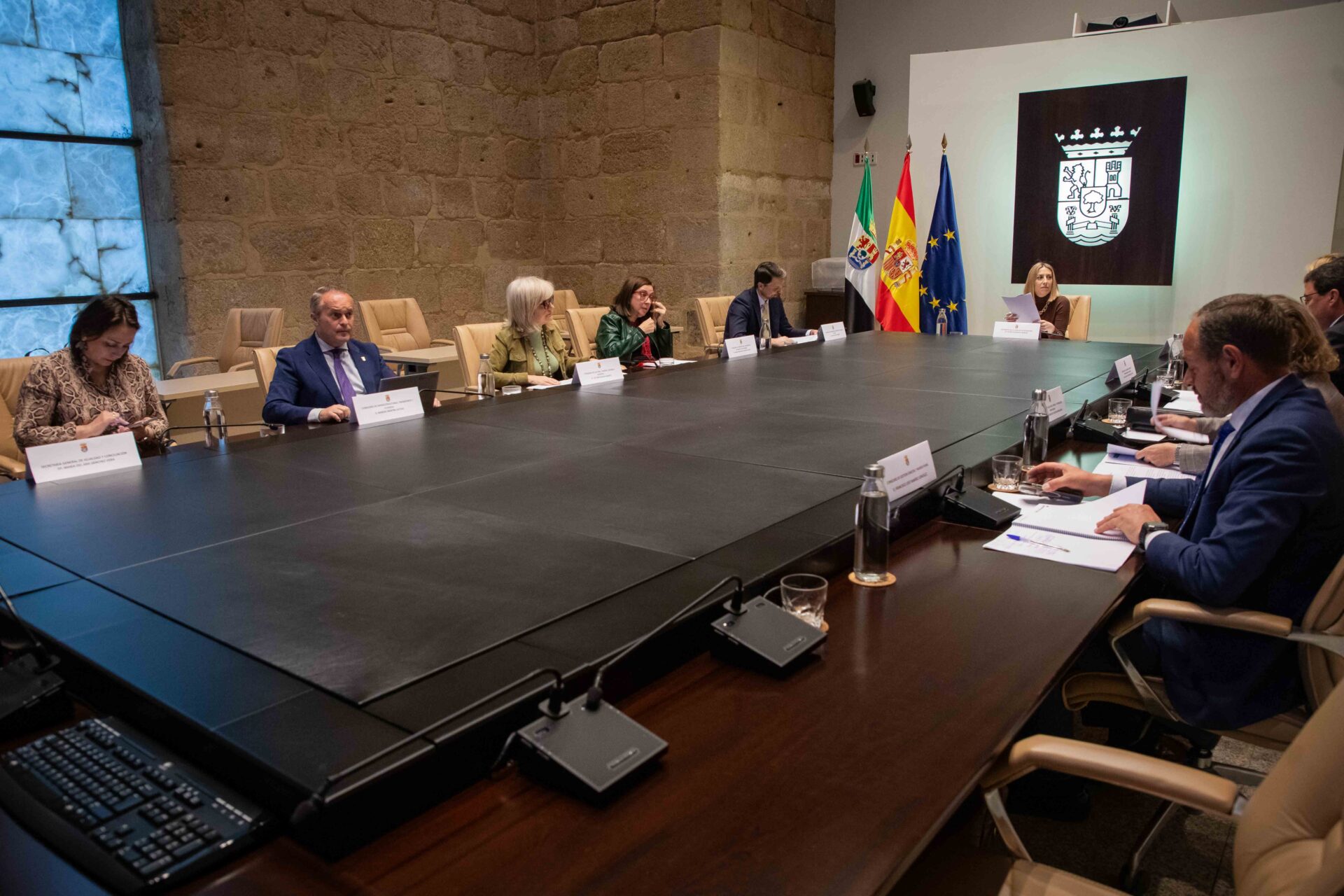 La Junta de Extremadura aprueba dos nuevos programas de colaboración municipal para servicios sociales y ayudas para el sector vitivinícola