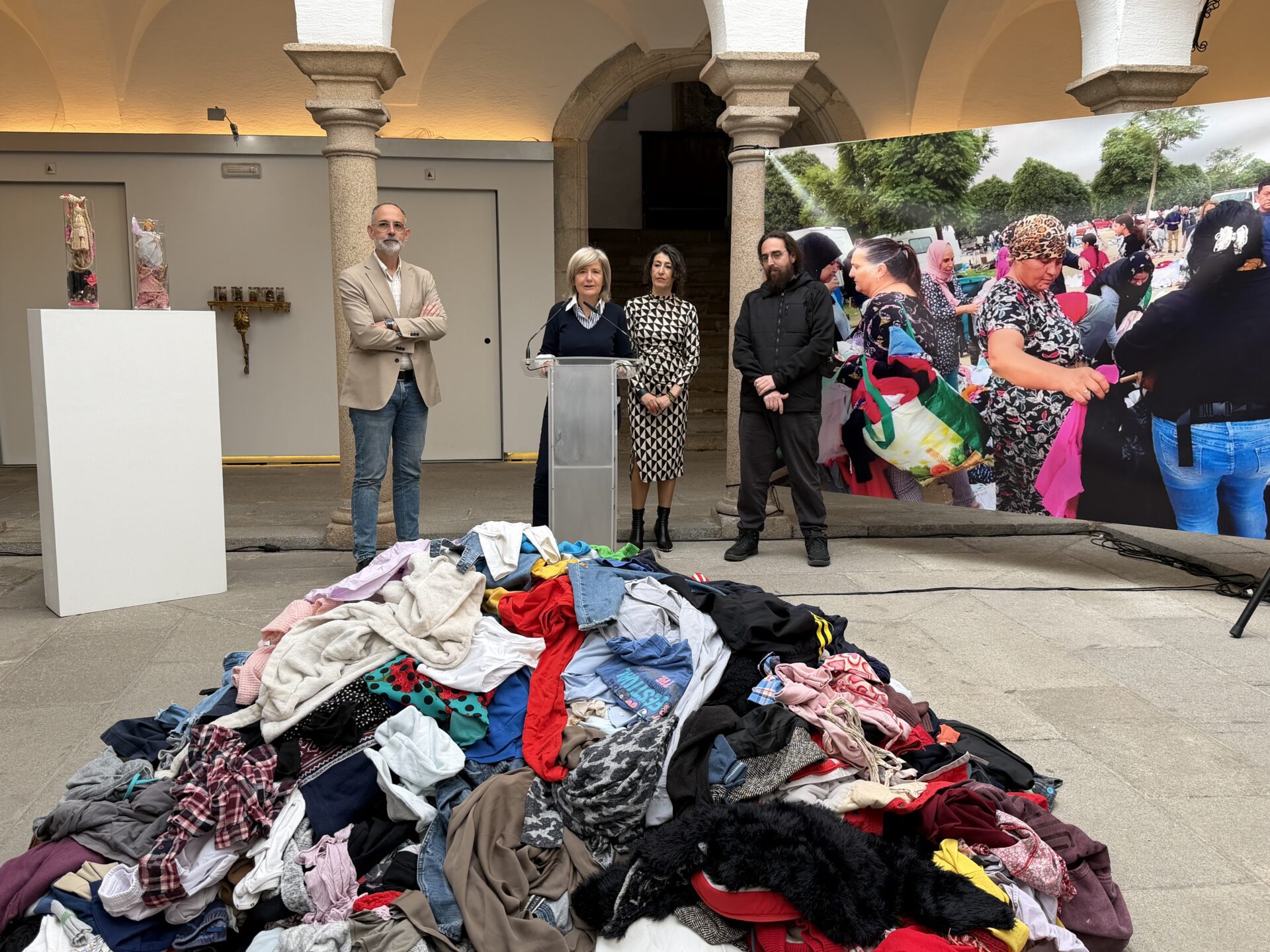 La sala de exposiciones Santa Clara de Mérida acoge la muestra ‘Arkeología de la moda’ de la artista extremeña Carmen Palop
