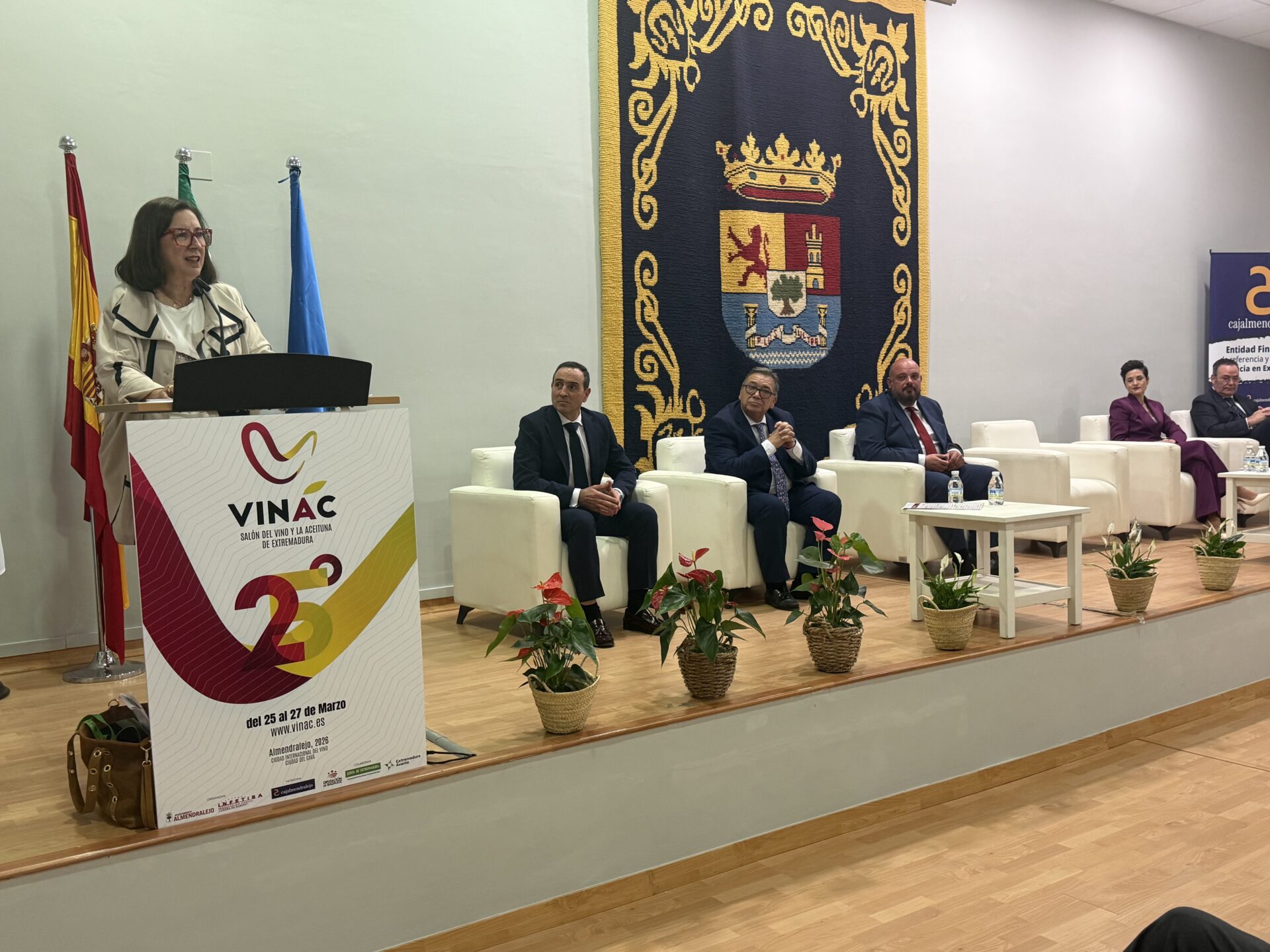La Junta resalta la constancia y compromiso de los sectores vitícola y olivarero de Tierra de Barros en el 25 aniversario de la VINAC