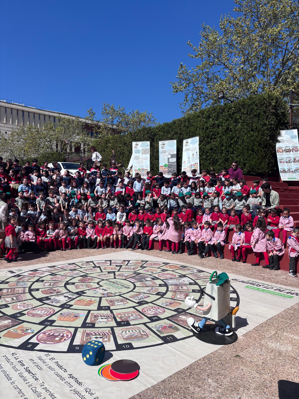 La Junta de Extremadura fomenta el consumo de proximidad entre más de 2.000 escolares con el proyecto «Aprendemos a elegir, elegimos lo de aquí»