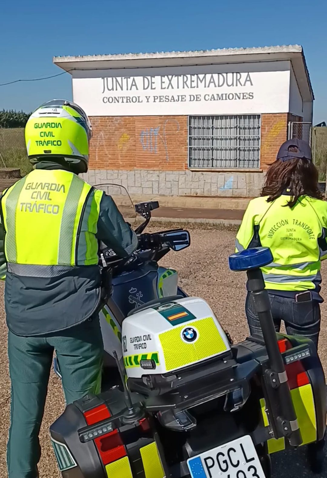 La Junta entrega a la Guardia Civil seis nuevas básculas móviles para el control de peso de vehículos en carretera