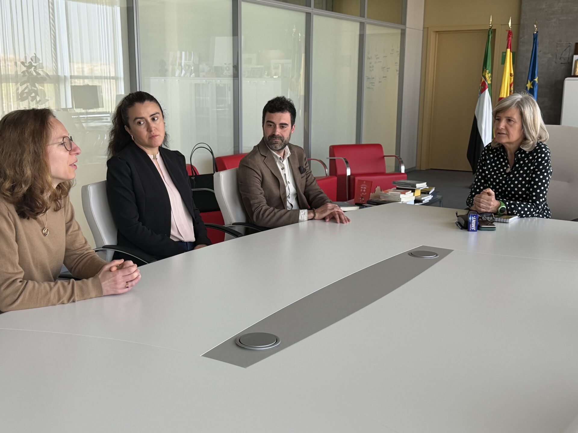 La consejera de Cultura recibe en Mérida a los integrantes de la Orchestre de Chambre de Toulouse