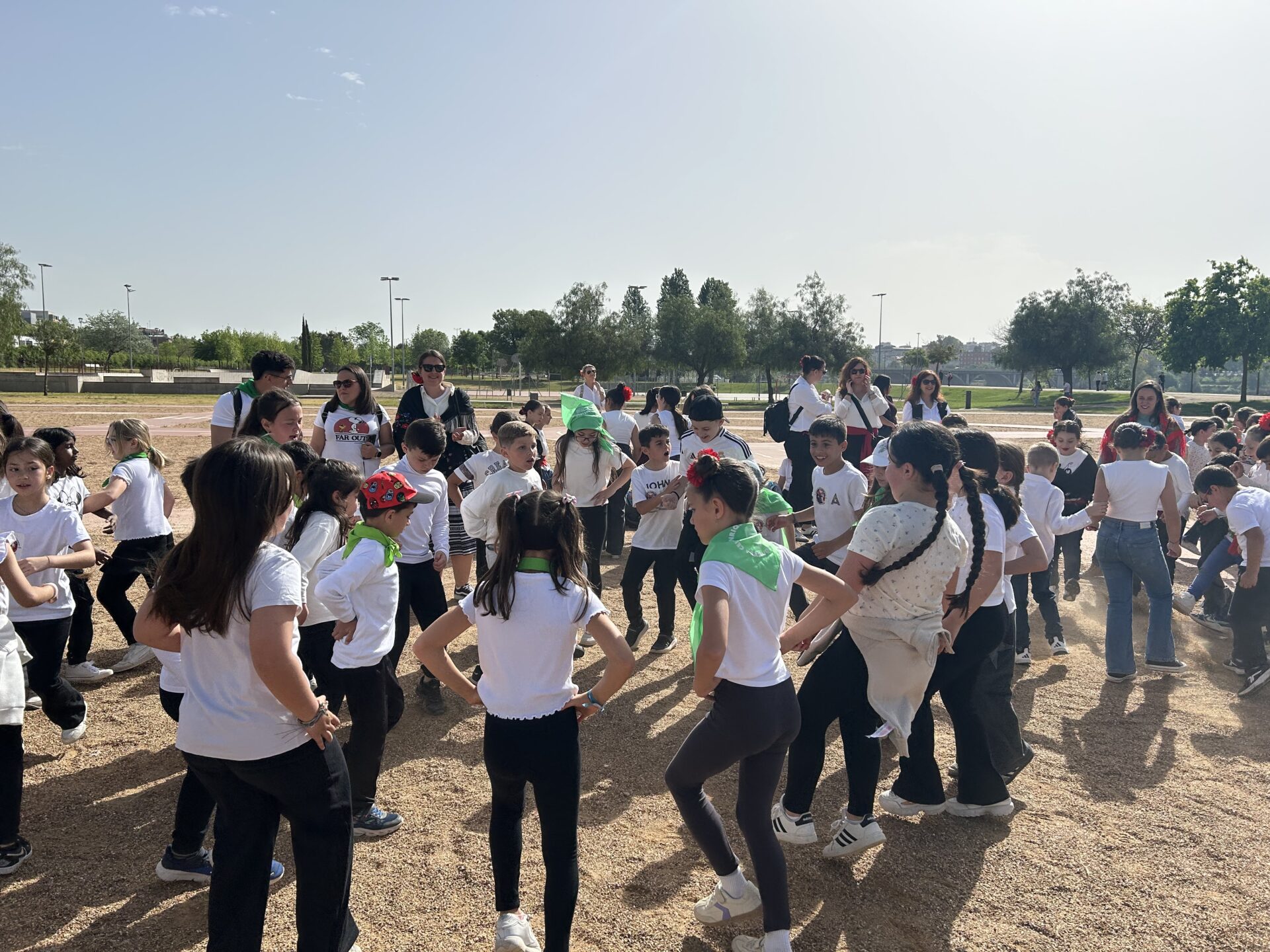 Casi 2.000 alumnos de 25 centros celebran la cultura y el folclore extremeños en Badajoz