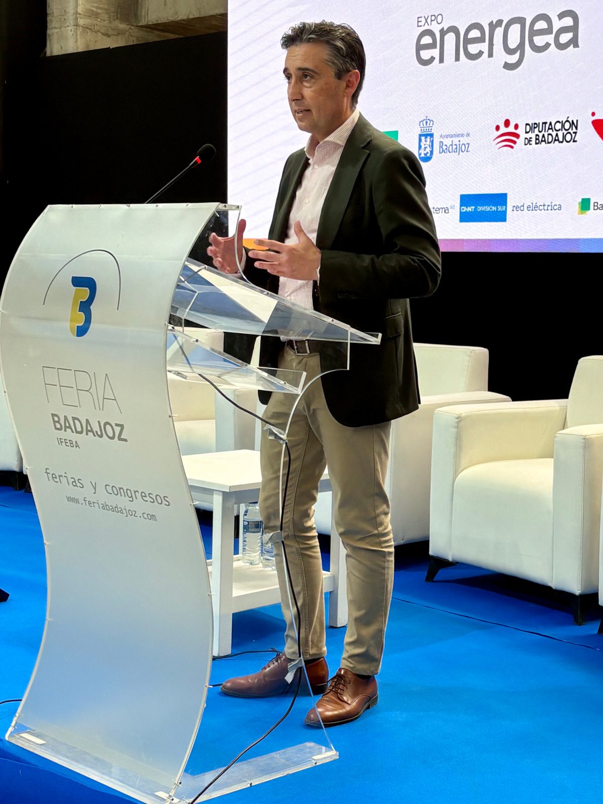La Diputación de Badajoz presenta en Expoenergea sus planes de autoconsumo fotovoltaico y comunidades energéticas para los municipios pacenses
