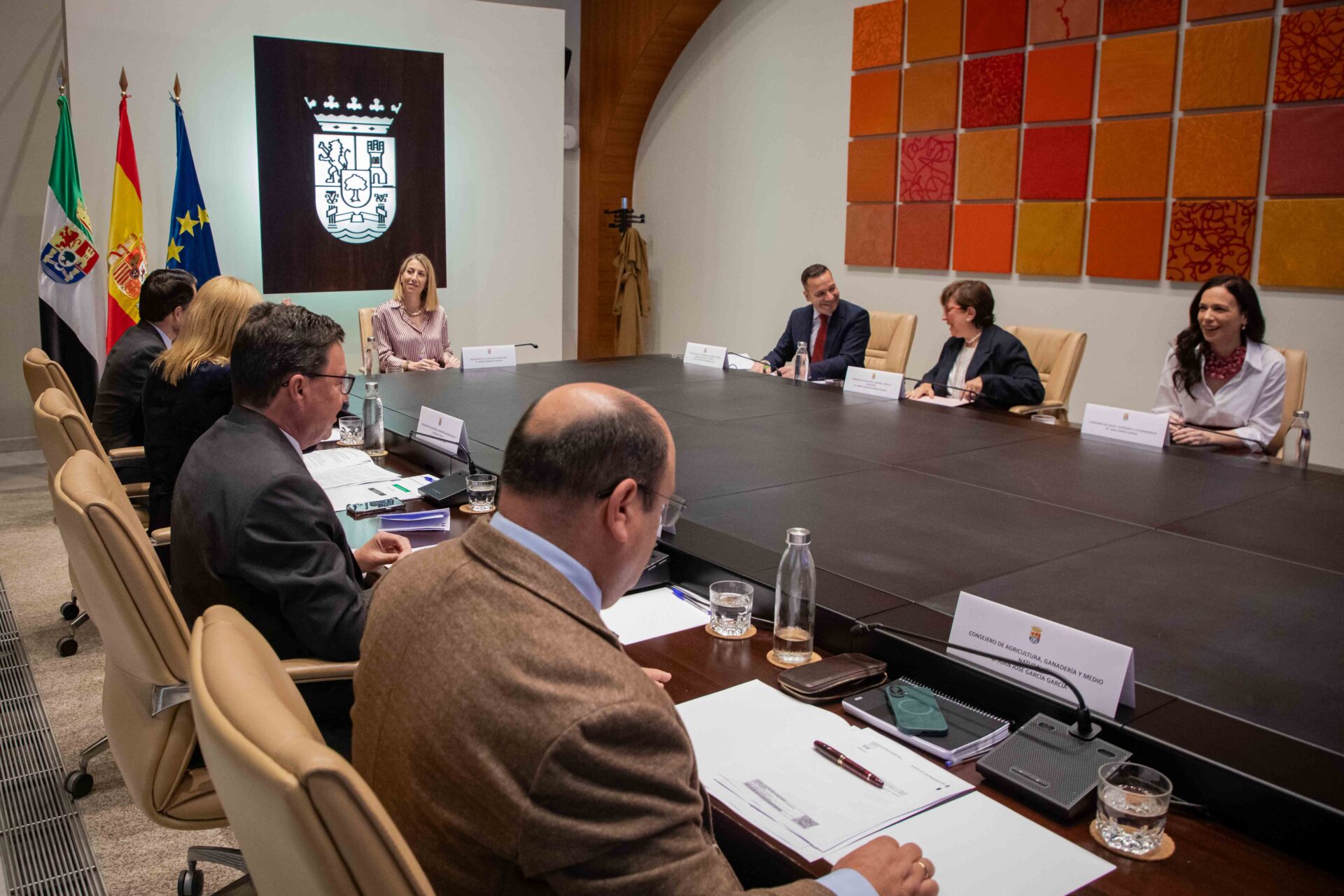 La Junta de Extremadura aprueba ayudas de hasta 15.000 euros para fomentar la contratación de 300 jóvenes cualificados