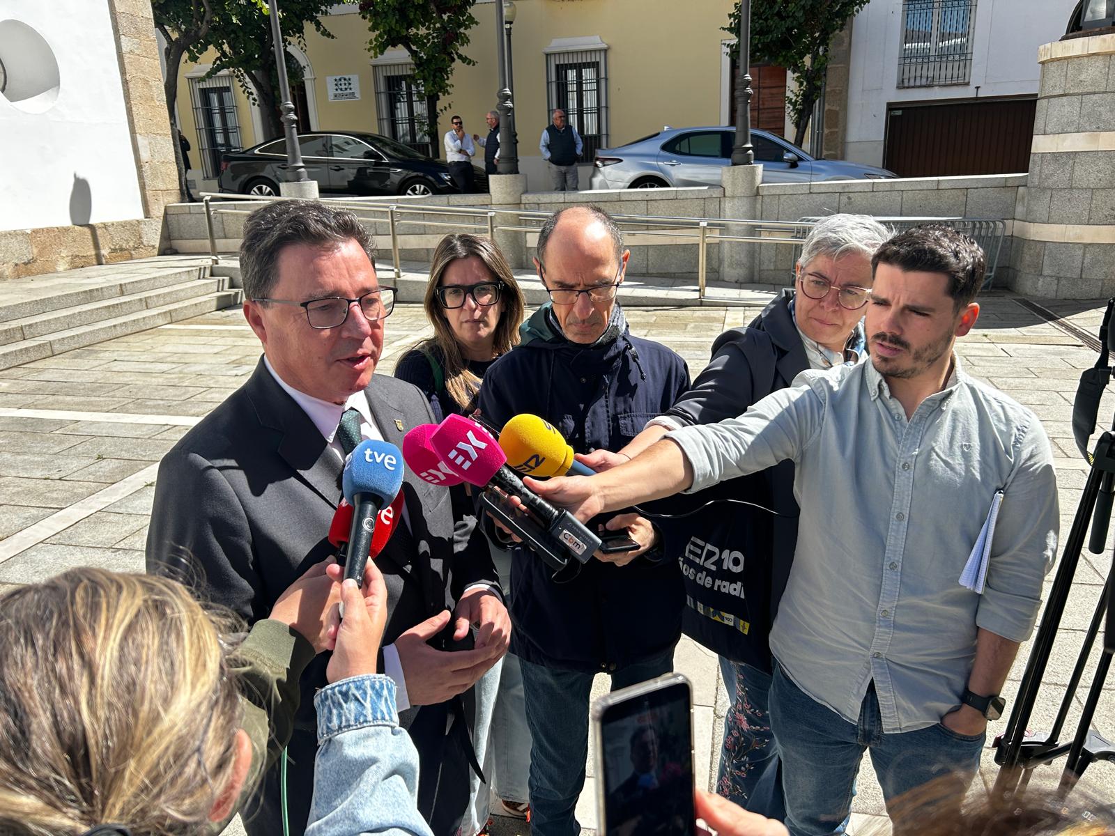 Guillermo Santamaría destaca en su comparecencia en la Asamblea que Extremadura consolida su crecimiento económico y avanza hacia la convergencia con España, según la AIReF