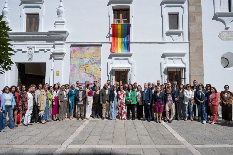 María Guardiola reafirma el compromiso de la Junta de Extremadura con la libertad y la igualdad y anuncia la constitución de la Comisión para la Erradicación de los Delitos de Odio