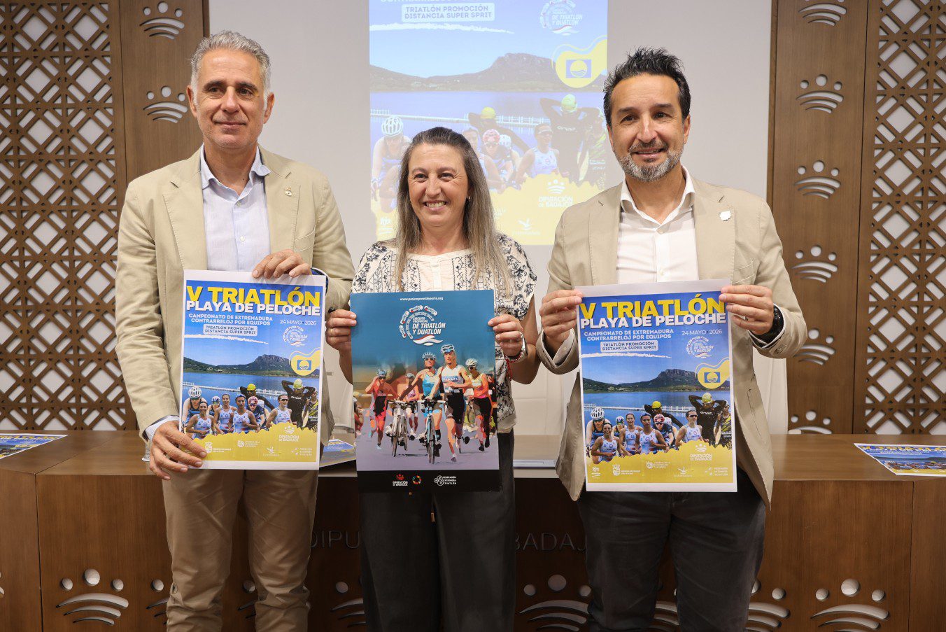 Llega el V Triatlón Playa de Peloche para celebrar la renovación de su bandera azul