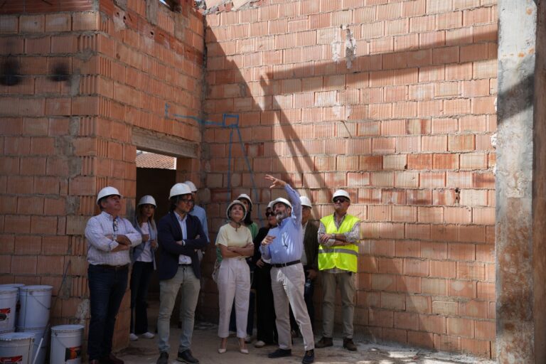 La presidenta de la Diputación visita las obras de ampliación de la escuela de música de Villafranca de los Barros