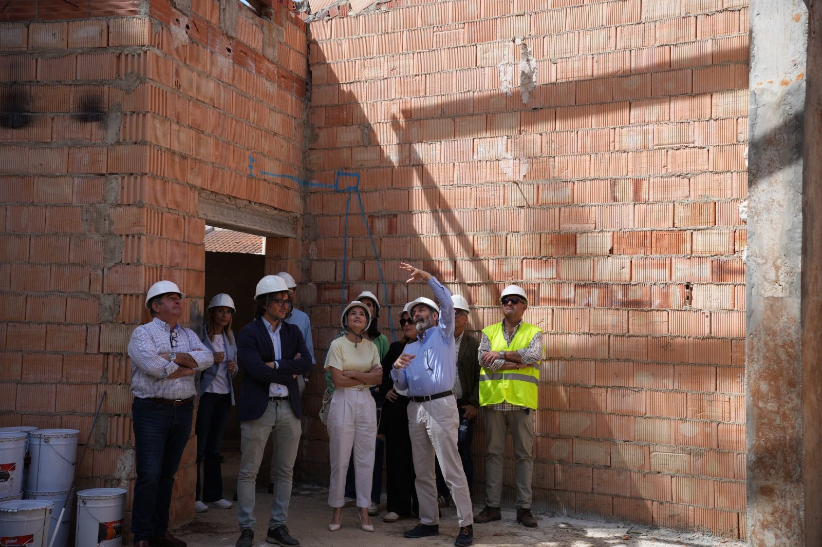 La presidenta de la Diputación visita las obras de ampliación de la escuela de música de Villafranca de los Barros