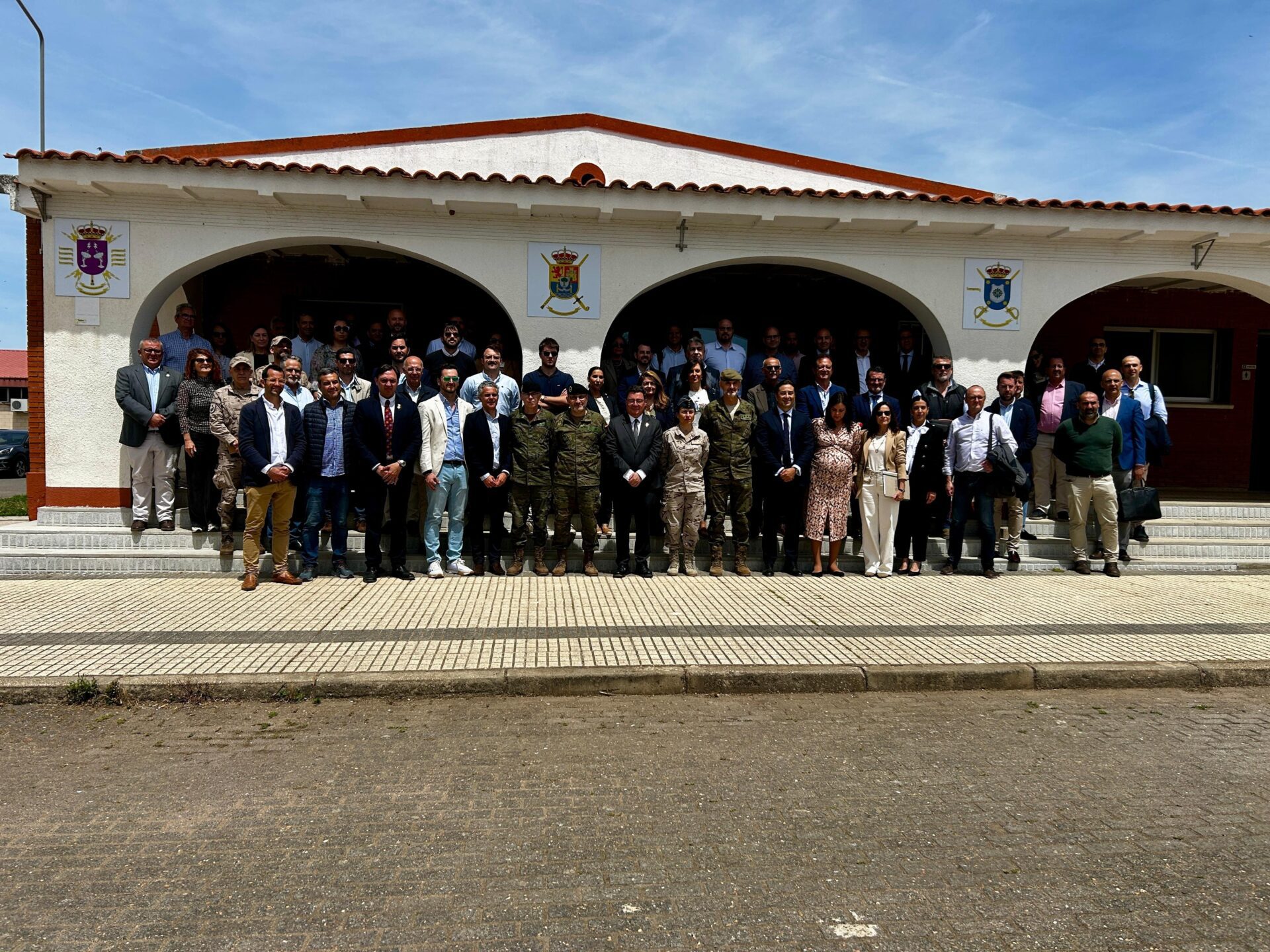 Extremadura refuerza las oportunidades empresariales y de empleo vinculadas al sector de la defensa en una jornada celebrada en la Base General Menacho