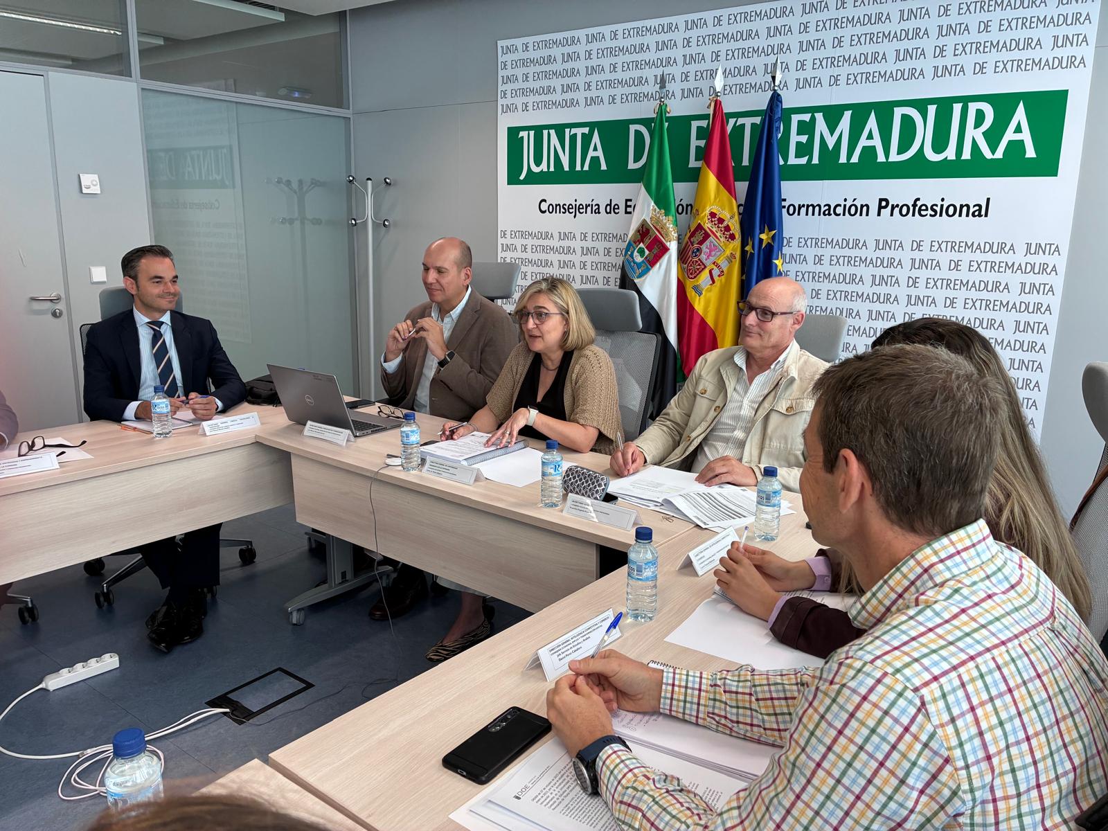 La Junta de Extremadura y la Uex impulsan nuevos títulos adaptados al tejido productivo regional