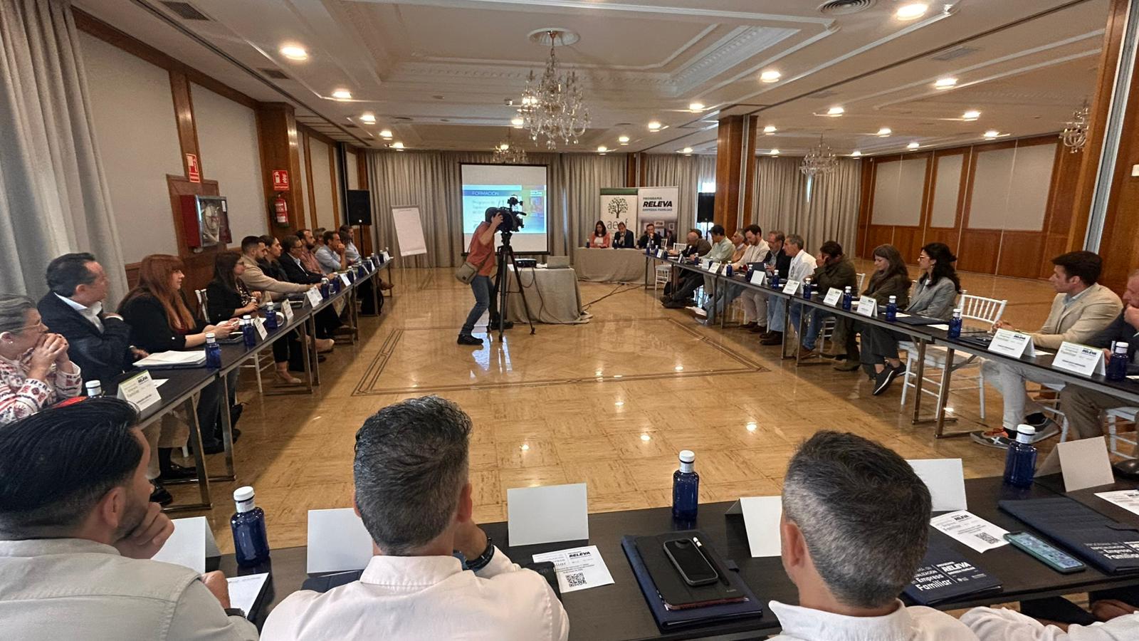 La Junta de Extremadura impulsa la formación en empresa familiar para favorecer el relevo generacional