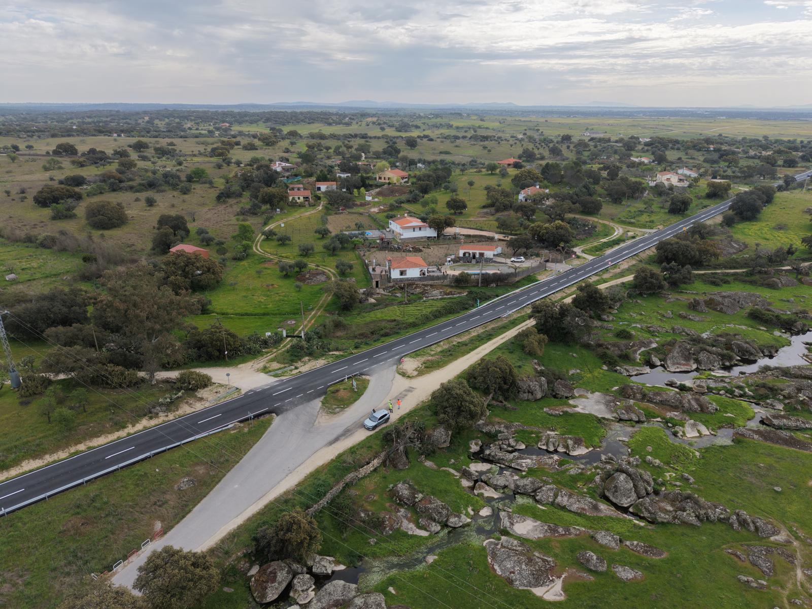 La Junta de Extremadura mejora firmes, señalización y seguridad de la carretera autonómica entre Arroyo de la Luz y Brozas