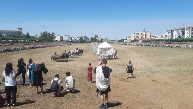 Extremadura muestra su patrimonio romano a un influyente divulgador italiano de historia