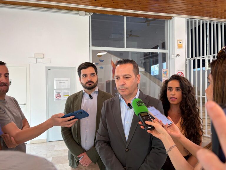 El vicepresidente Óscar Fernández reafirma el compromiso de la Junta con la seguridad y estabilidad laboral del Centro `Marcelo Nessi’