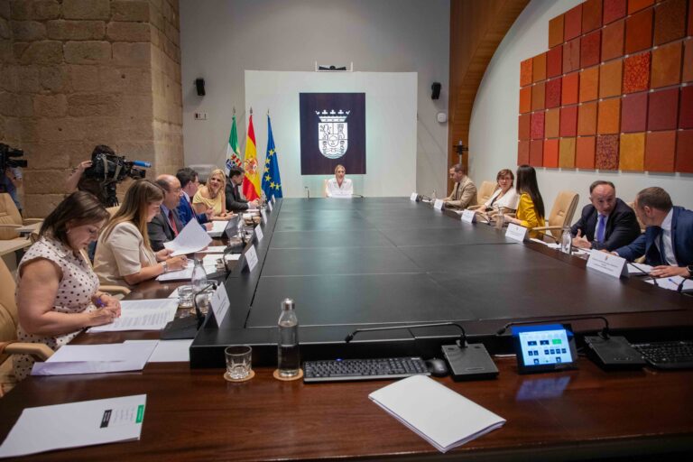 La Junta de Extremadura invierte 2 millones de euros en las comunicaciones del INFOEX para mejorar la lucha contra incendios