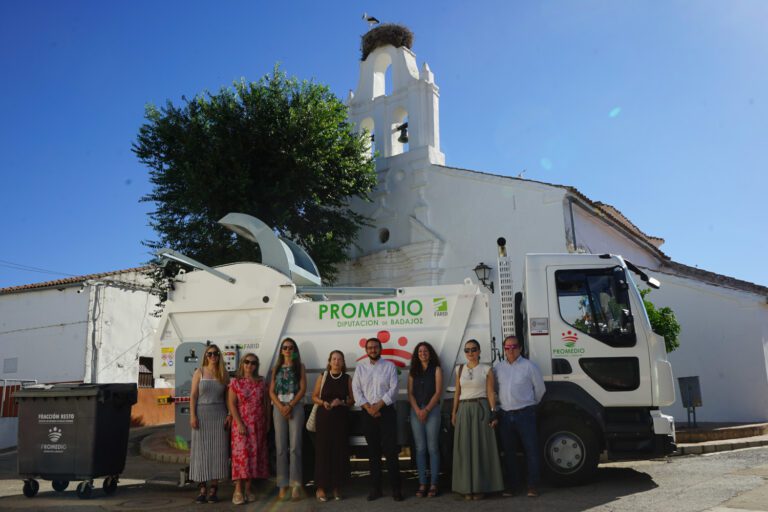 Azuaga cuenta con un nuevo camión recolector para impulsar la recogida de los residuos orgánicos