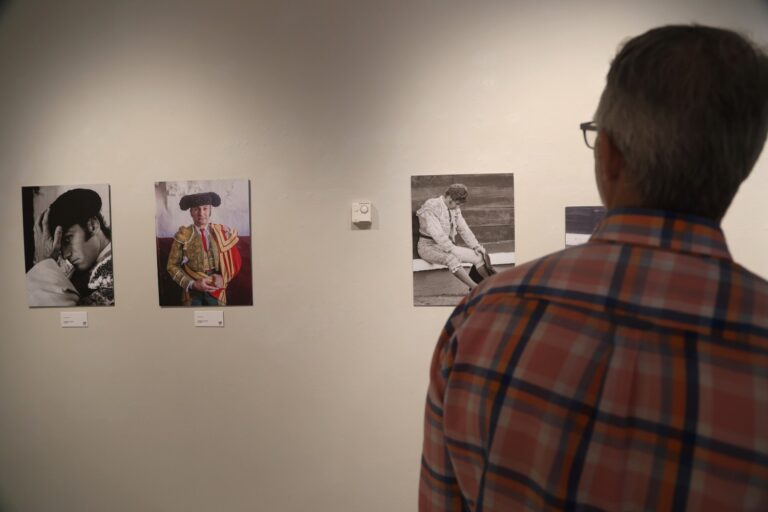 La Sala Vaquero Poblador inaugura ‘Momentos’, la nueva exposición fotográfica de Víctor Pinto sobre la intimidad y el rito de la tauromaquia