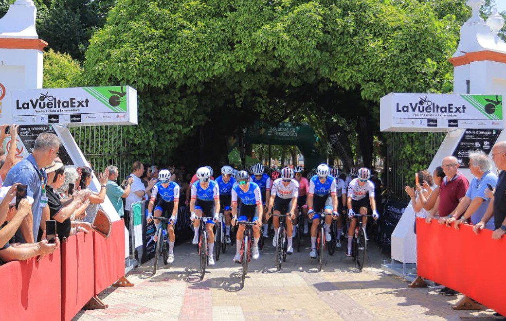 El director general de Deportes asiste en Azuaga a la salida oficial de la Vuelta Ciclista a Extremadura Élite y Sub-23 2026