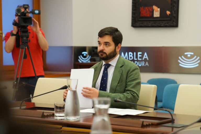 La Consejería de Desregulación, Servicios Sociales y Familia trabaja en una estrategia de simplificación administrativa para reducir trámites burocráticos en los servicios sociales