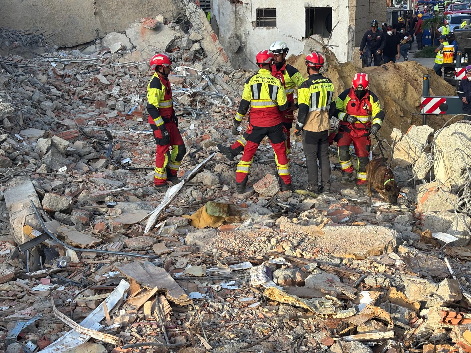 Los bomberos de la Diputación de Badajoz centran su búsqueda de supervivientes en una urbanización turística