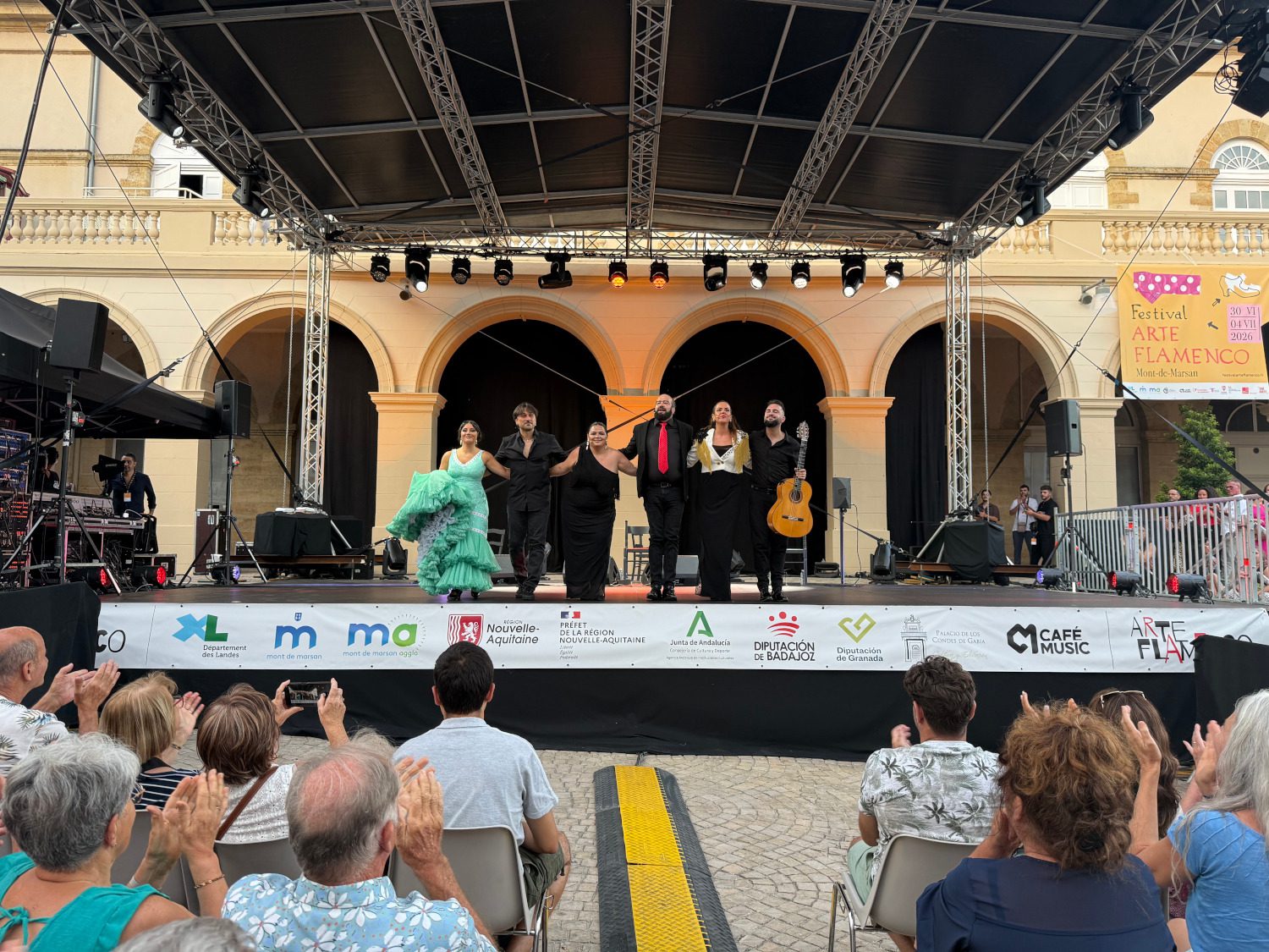 Miles de personas siguen el compás del flamenco de Badajoz en las Landas de Francia
