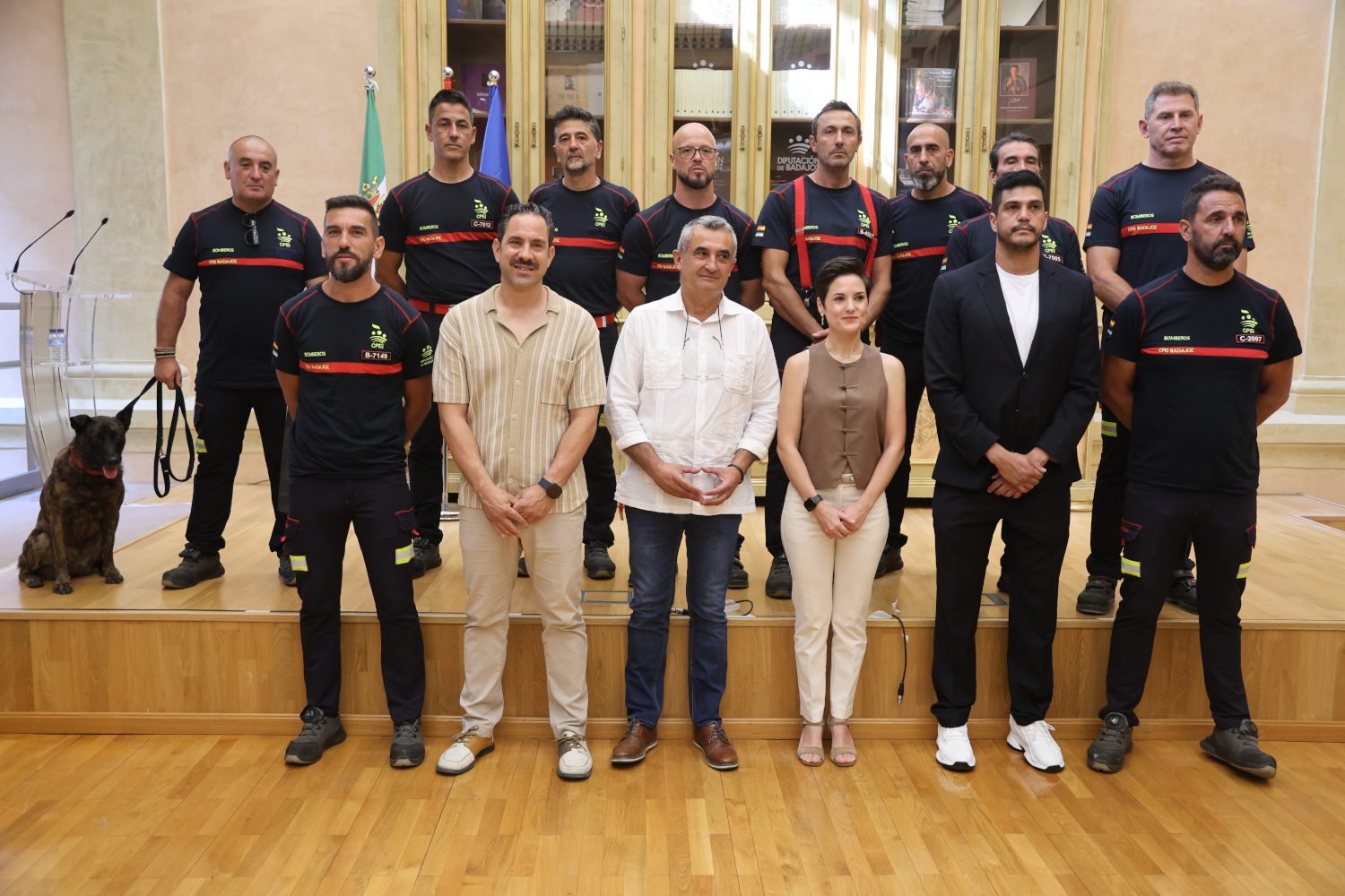 La presidenta de la Diputación recibe al equipo de bomberos que ha trabajado en las labores de rescate en Venezuela